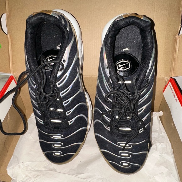 Sneakers - Picture 3 of 10